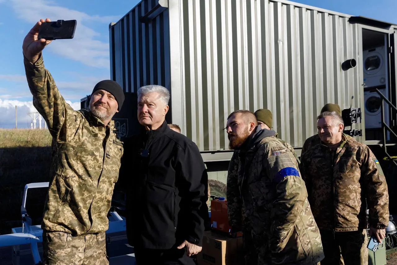 Порошенко привез большую партию дронов и техники бригадам, воюющим на сумском направлении