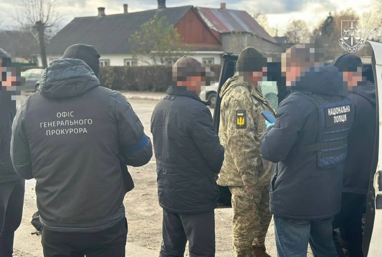 За хабарі оновлював дані військовозобов'язаним чоловікам: на Волині викрито начальника РТЦК. Фото