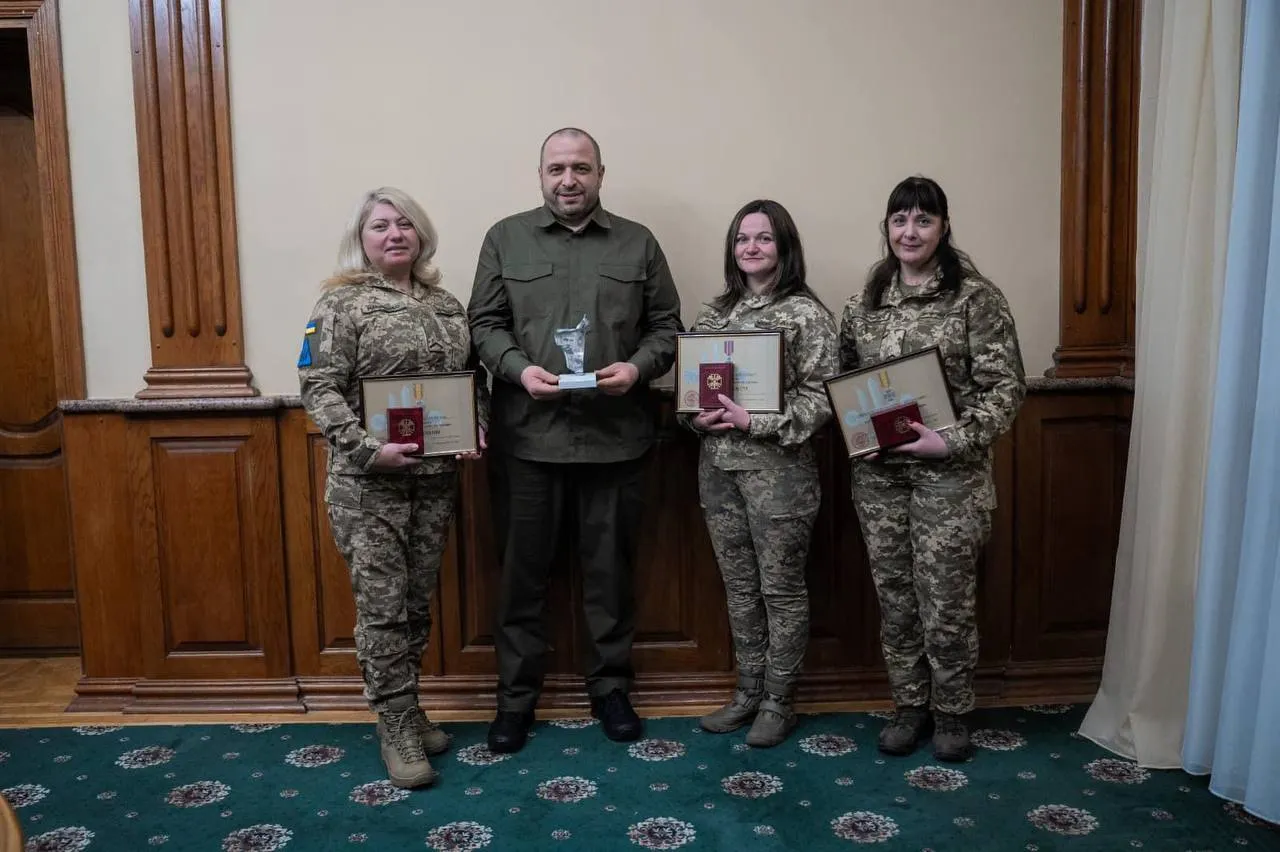 Стали символом професіоналізму та відваги: Умєров нагородив захисниць, які з ПЗРК збили російську крилату ракету. Фото, відео