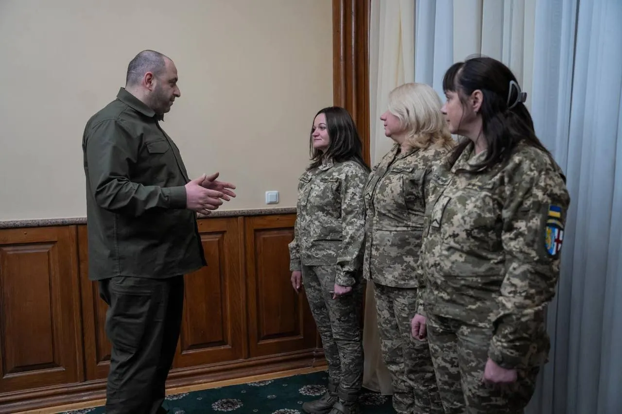 Стали символом професіоналізму та відваги: Умєров нагородив захисниць, які з ПЗРК збили російську крилату ракету. Фото, відео