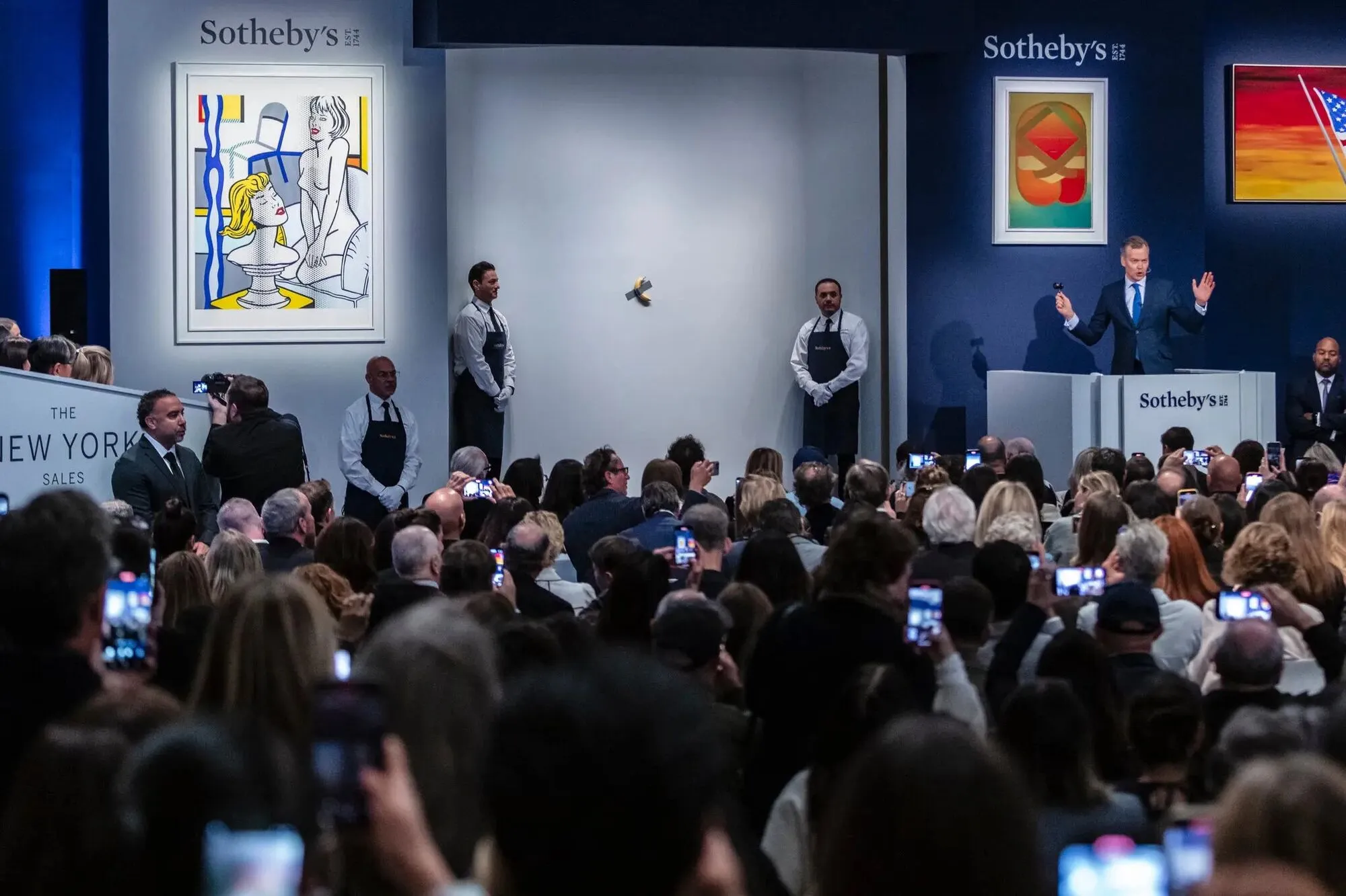 Приклеенный скотчем к стене банан продали на аукционе Sotheby’s за 6,2 млн долларов: инсталляцию назвали "культурным феноменом". Фото