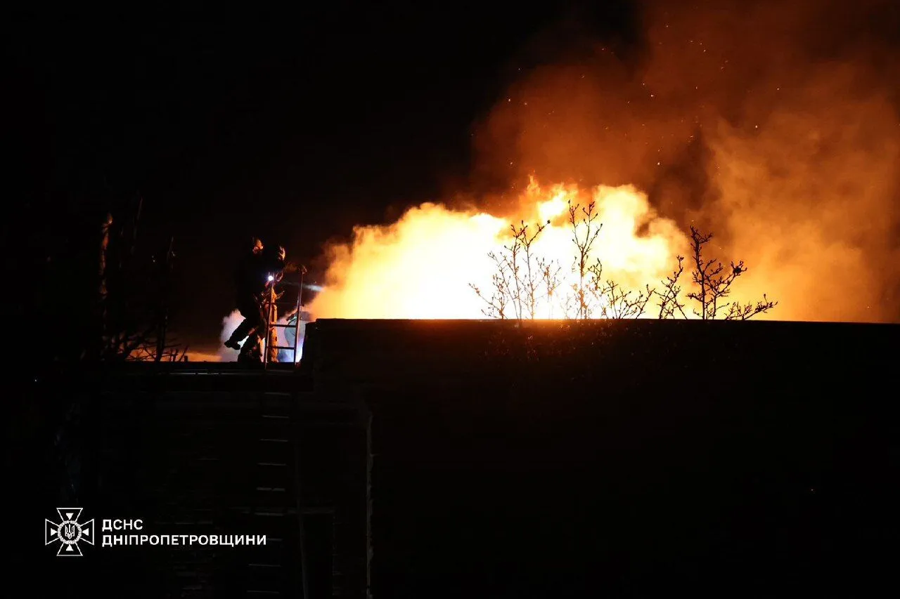 Окупанти завдали удару по Дніпру: пошкоджено підприємство і центр реабілітації, є поранені. Фото