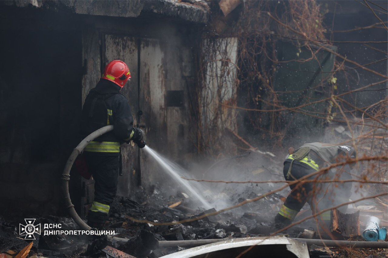 Окупанти завдали удару по Дніпру: пошкоджено підприємство і центр реабілітації, є поранені. Фото