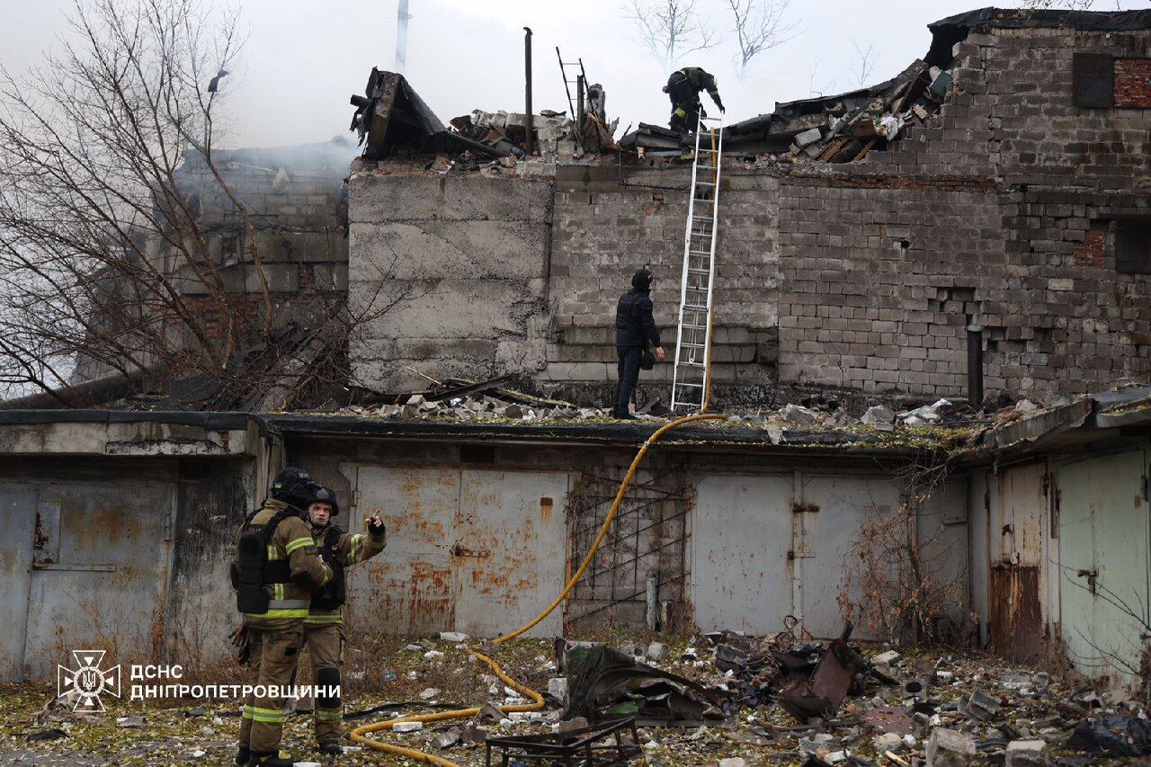 Окупанти завдали удару по Дніпру: пошкоджено підприємство і центр реабілітації, є поранені. Фото