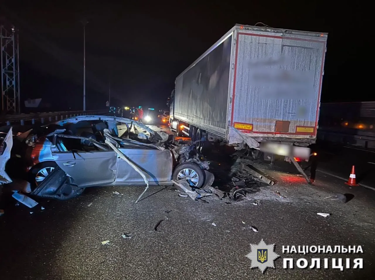 В авто буквально срезало крышу: под Киевом произошло смертельное ДТП с участием легковушки и фуры. Фото