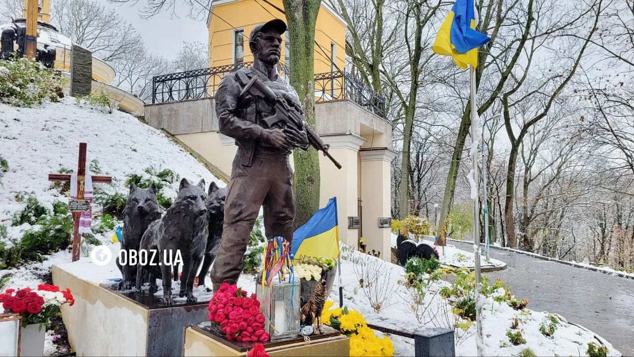 В центре Киева открыли памятник легендарному военному Дмитрию "Да Винчи" Коцюбайло. Фото и видео