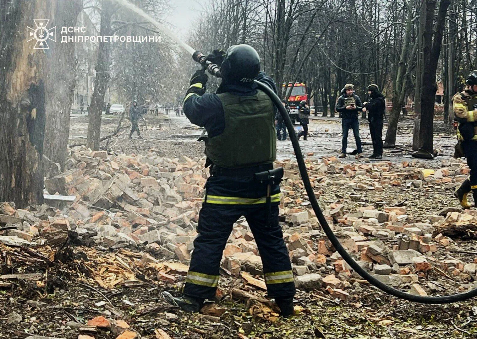 Окупанти атакували Кривий Ріг: є влучання в адміністративну будівлю, 17 людей поранено. Фото