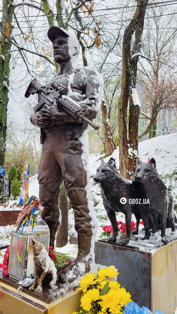 В центре Киева открыли памятник легендарному военному Дмитрию "Да Винчи" Коцюбайло. Фото и видео