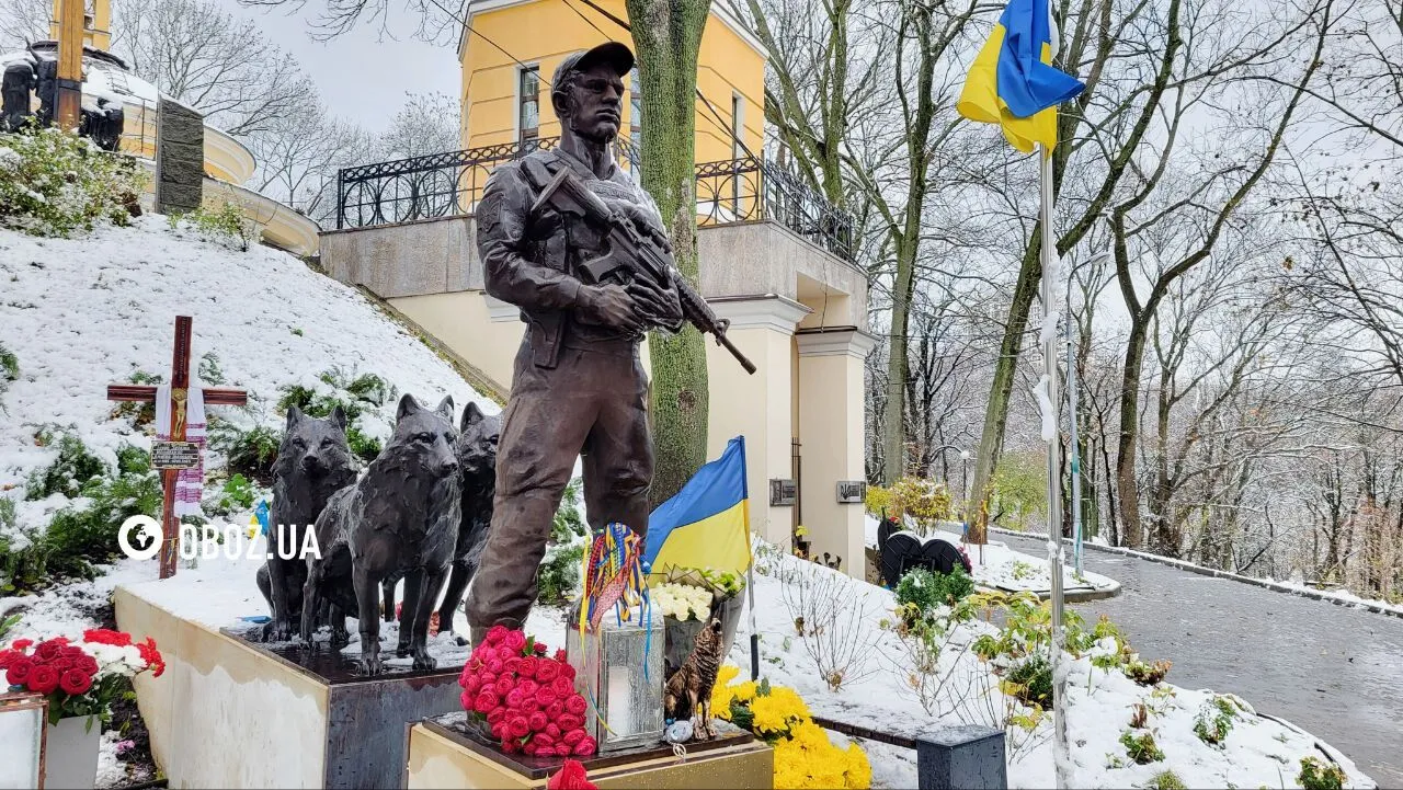 В центре Киева открыли памятник легендарному военному Дмитрию "Да Винчи" Коцюбайло. Фото и видео