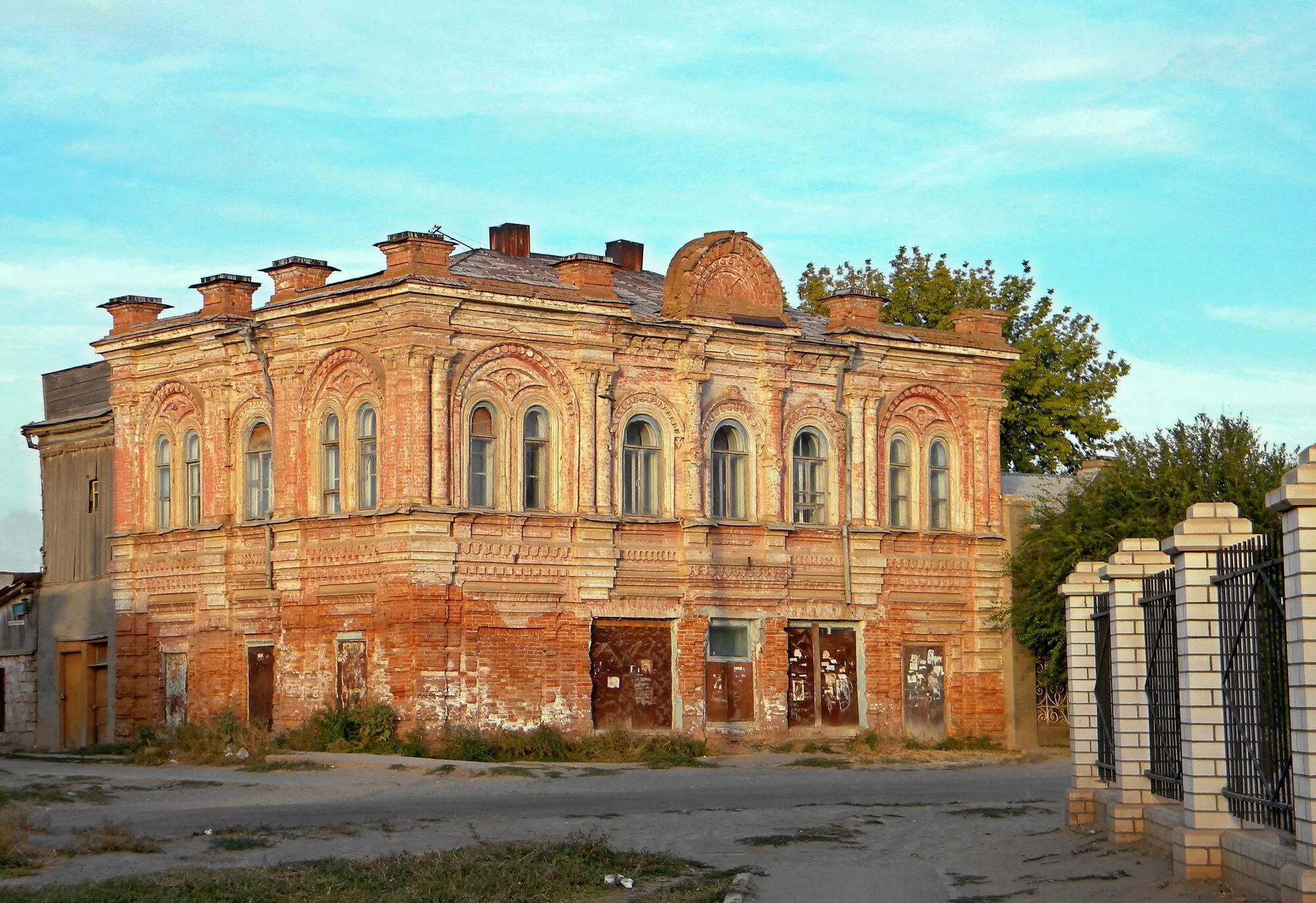 "Облізлі" будинки і пам'ятник Леніну: як виглядає село Капустин Яр і полігон біля нього, звідки РФ запустила нову балістику по Україні. Фото 