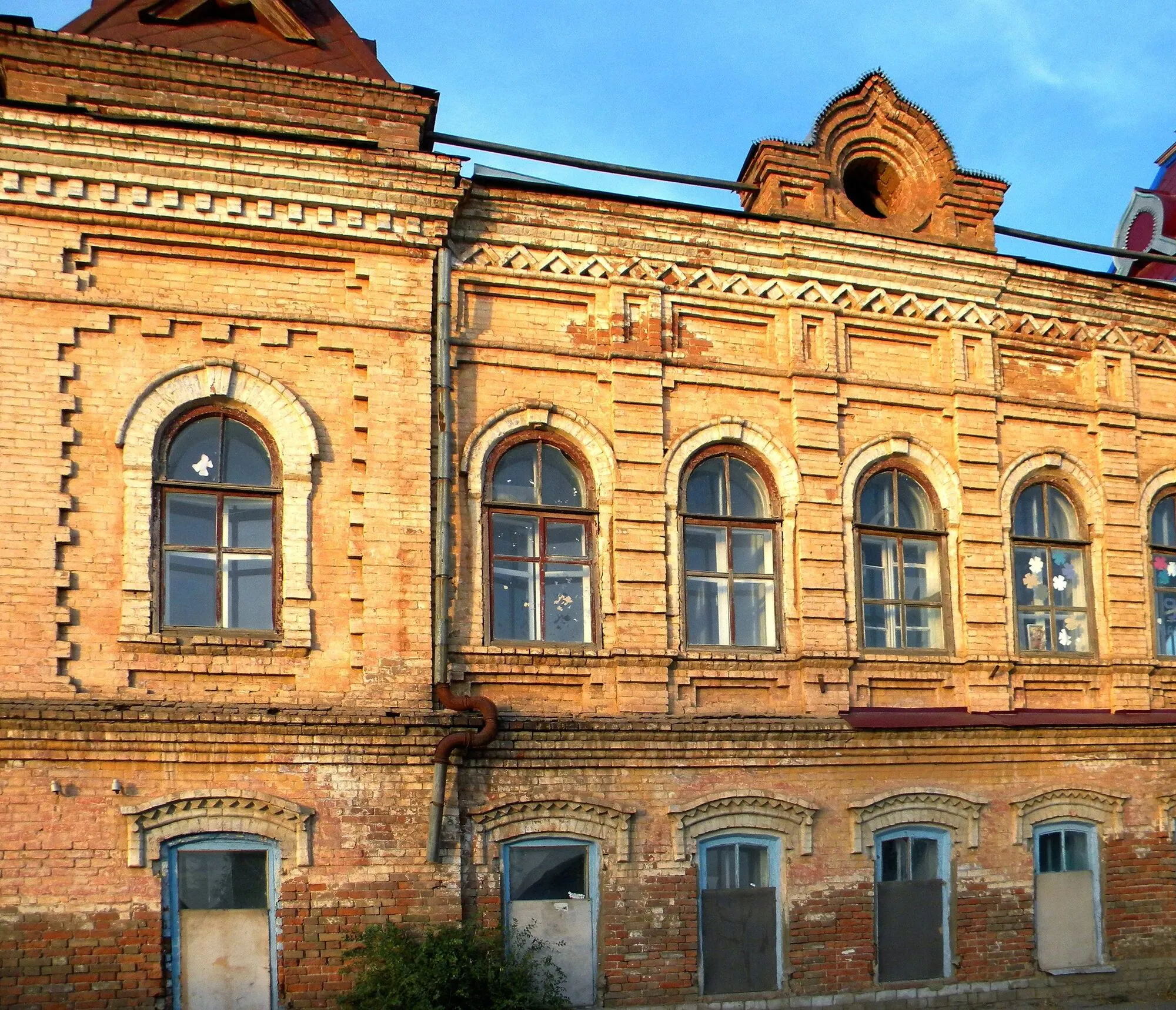 "Облізлі" будинки і пам'ятник Леніну: як виглядає село Капустин Яр і полігон біля нього, звідки РФ запустила нову балістику по Україні. Фото 