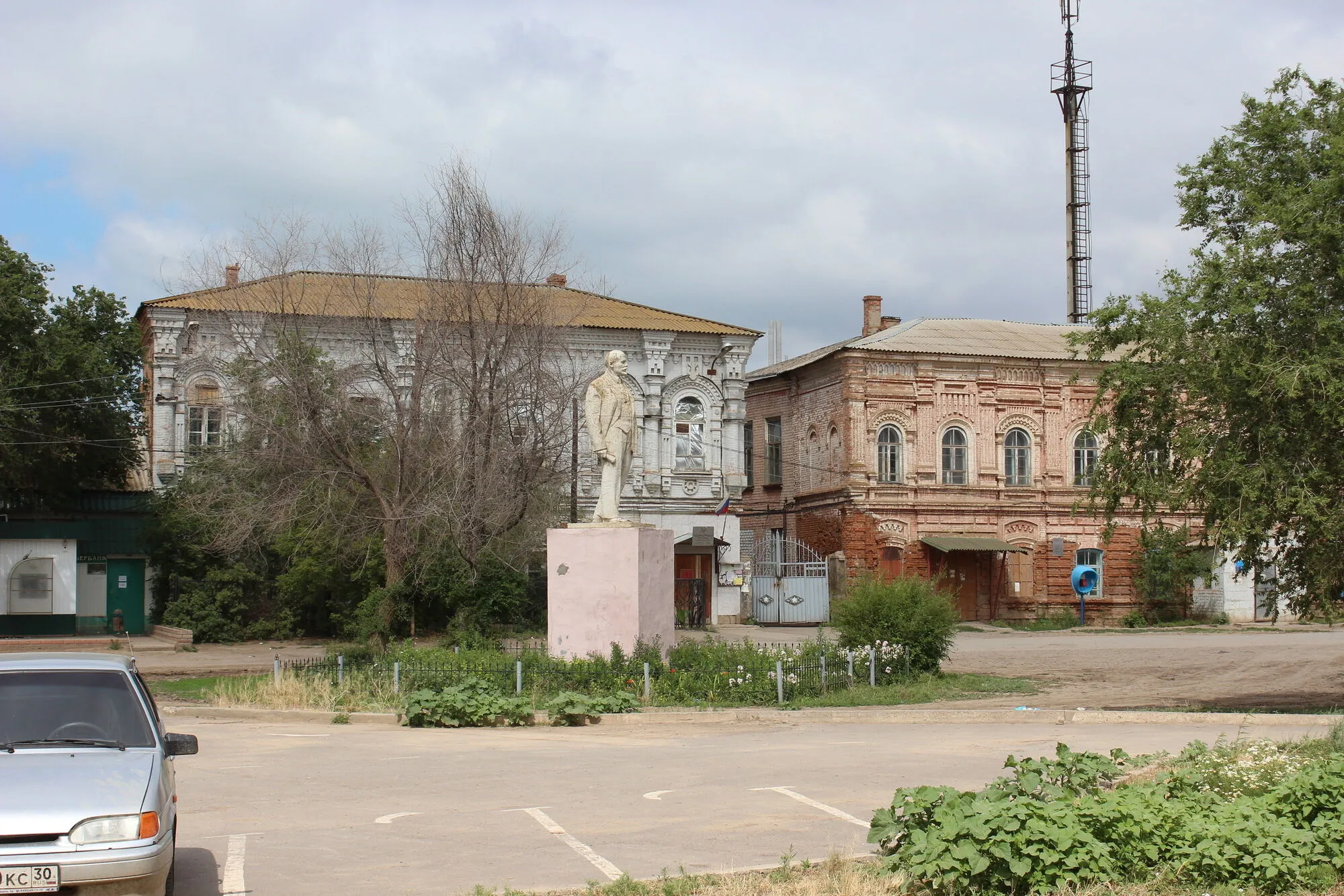 "Облізлі" будинки і пам'ятник Леніну: як виглядає село Капустин Яр і полігон біля нього, звідки РФ запустила нову балістику по Україні. Фото 