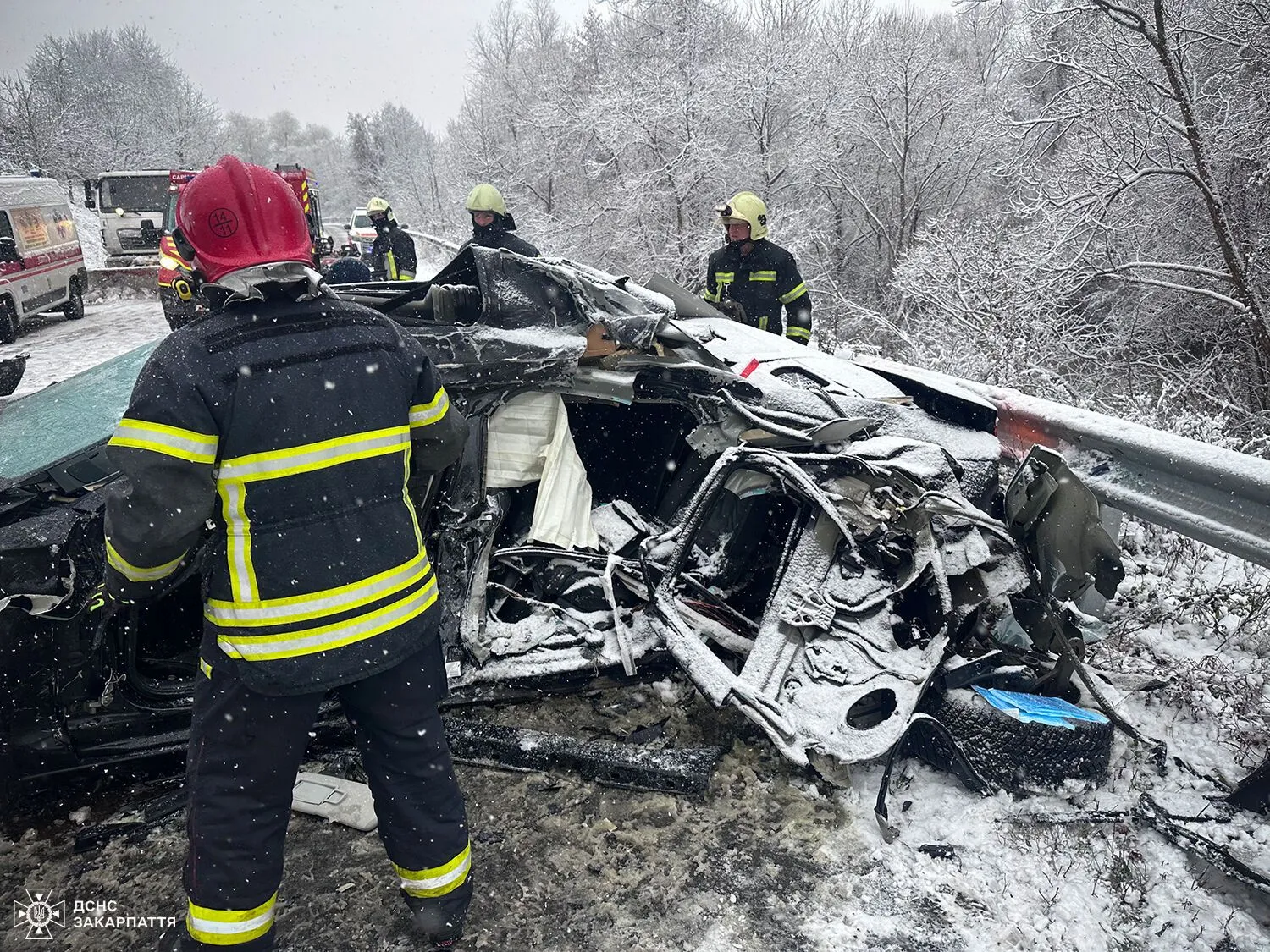 На Закарпатті зіткнулися легкове авто й пасажирський автобус: є загибла і травмована. Фото