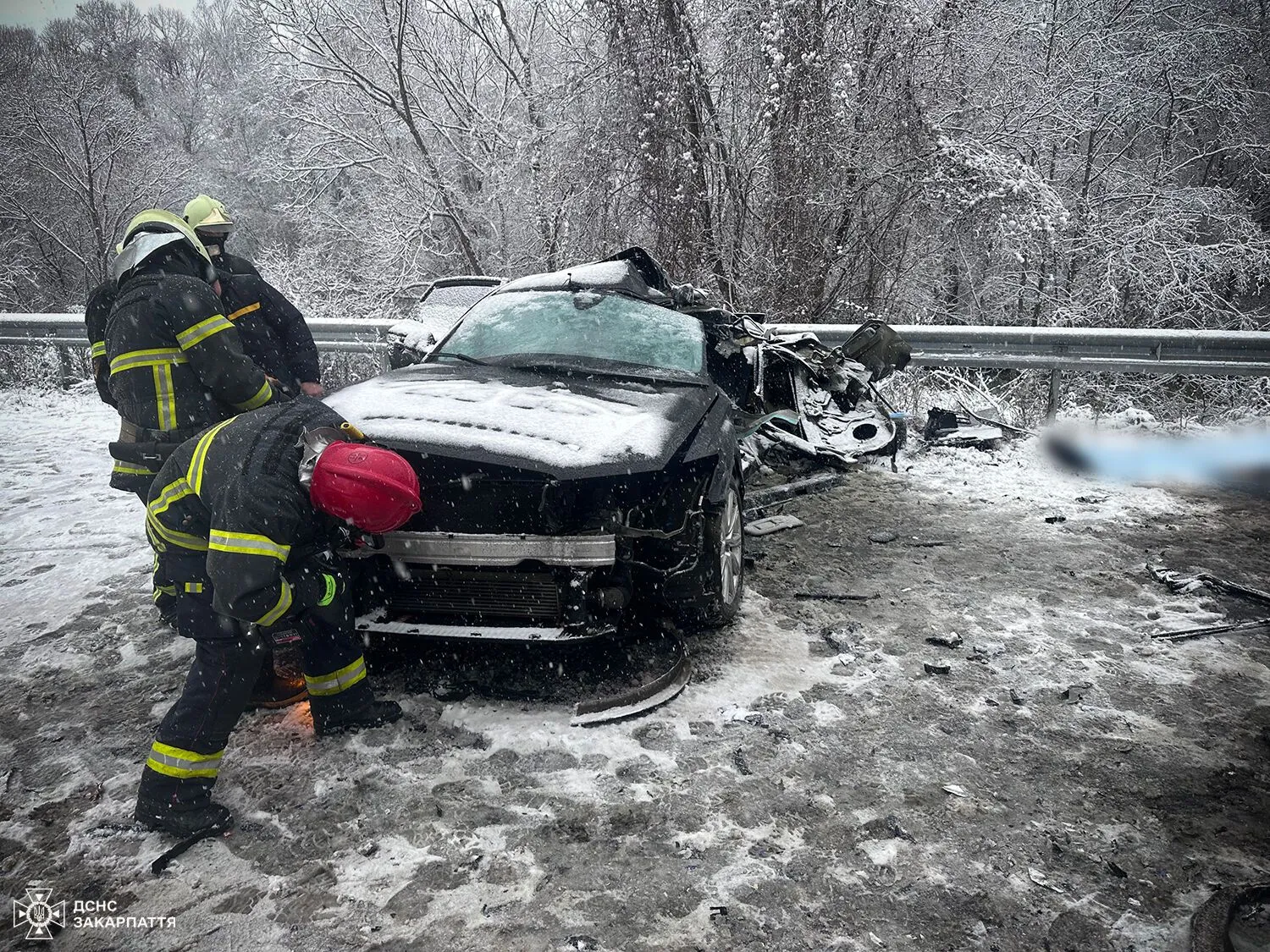 На Закарпатті зіткнулися легкове авто й пасажирський автобус: є загибла і травмована. Фото