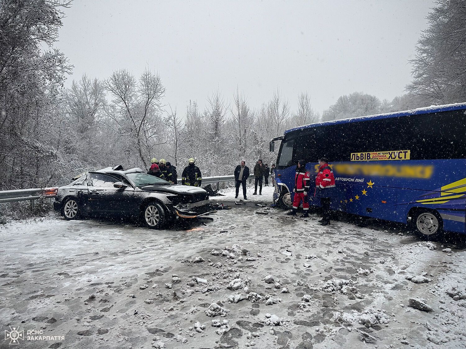 На Закарпатті зіткнулися легкове авто й пасажирський автобус: є загибла і травмована. Фото