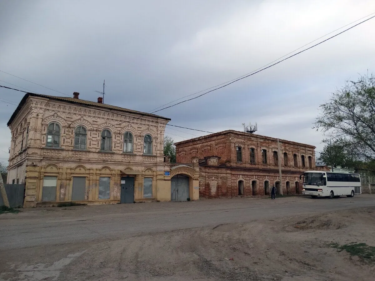 "Облізлі" будинки і пам'ятник Леніну: як виглядає село Капустин Яр і полігон біля нього, звідки РФ запустила нову балістику по Україні. Фото 