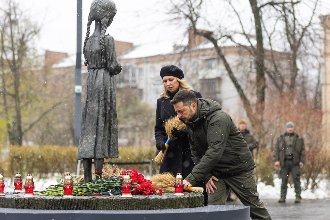 Зеленский в Киеве почтил память жертв голодоморов в Украине