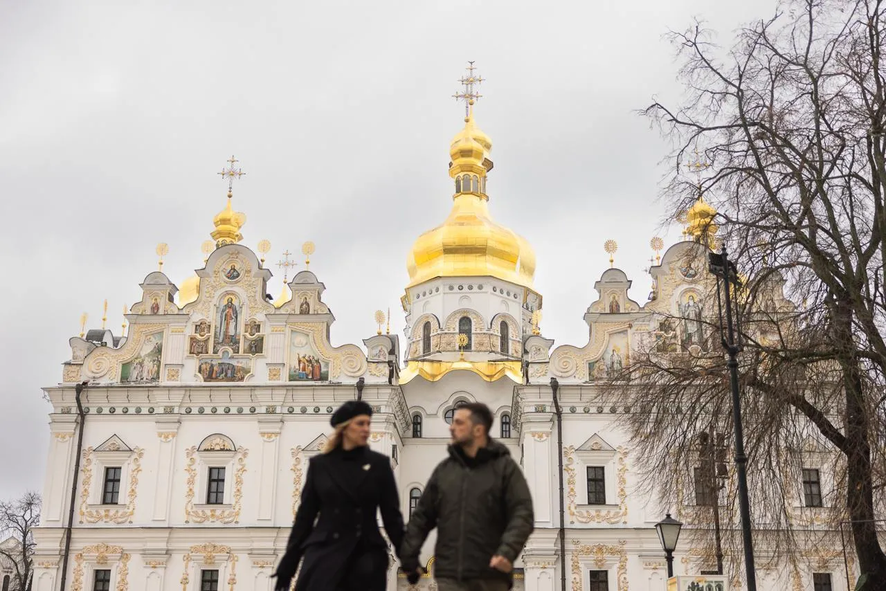 Зеленский в Киеве почтил память жертв голодоморов в Украине