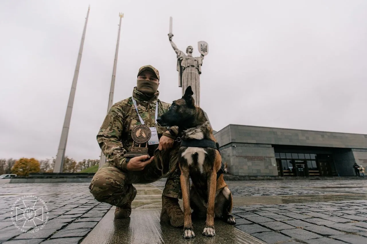 У Києві нагородили чотирилапих захисників Рема і Фінча, які допомагають протистояти ворогу  