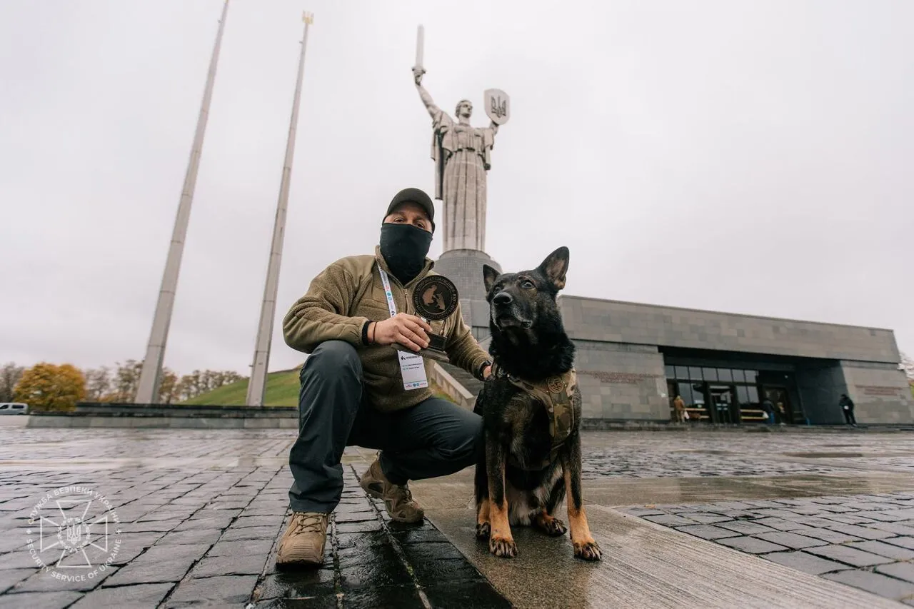 У Києві нагородили чотирилапих захисників Рема і Фінча, які допомагають протистояти ворогу  