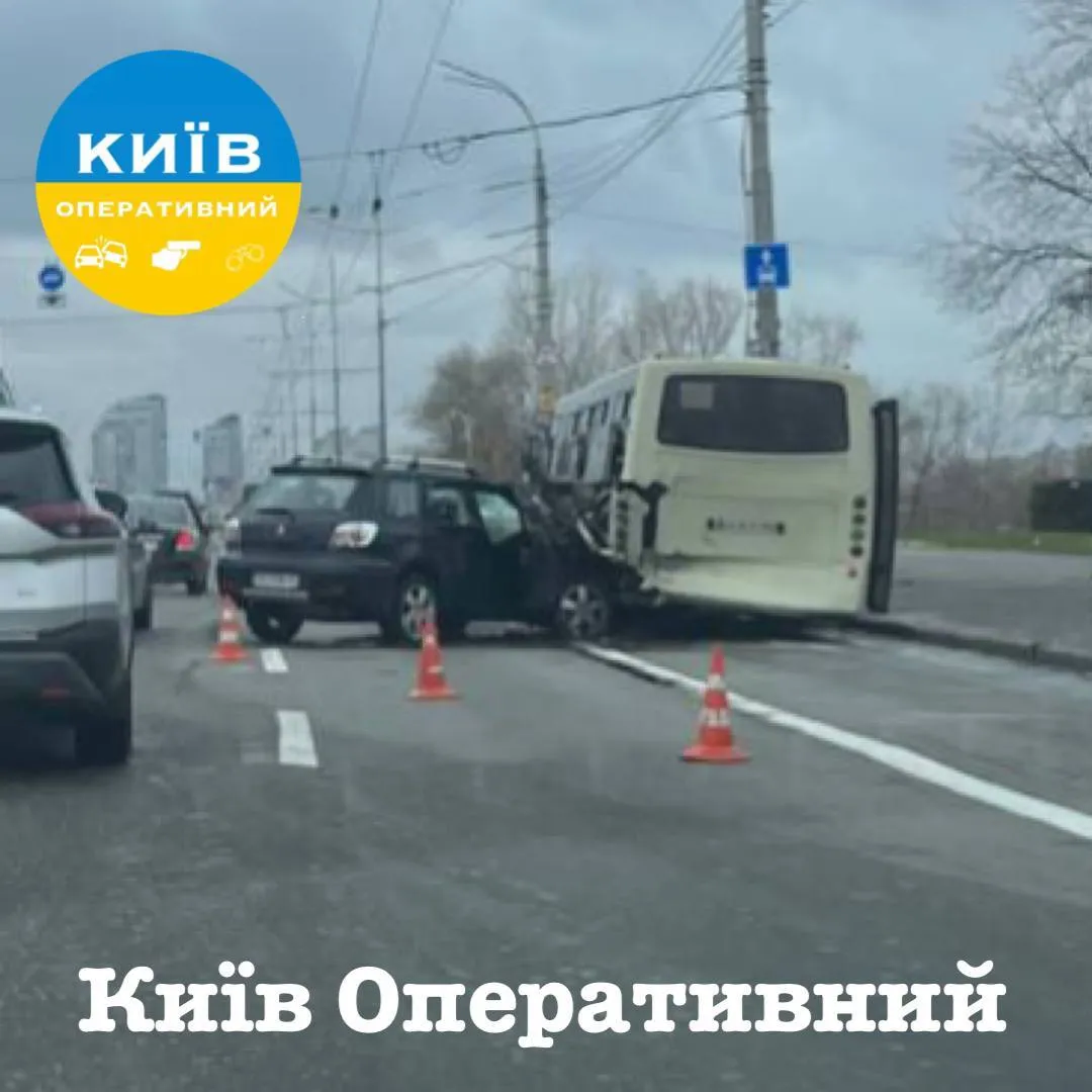 У Києві біля Північного мосту легковик протаранив маршрутку: є постраждалий. Фото та відео