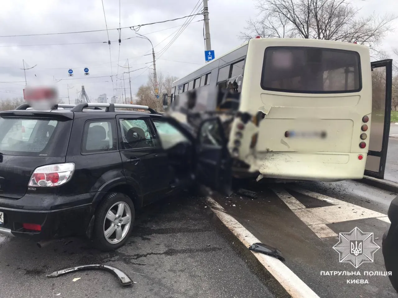 У Києві біля Північного мосту легковик протаранив маршрутку: є постраждалий. Фото та відео