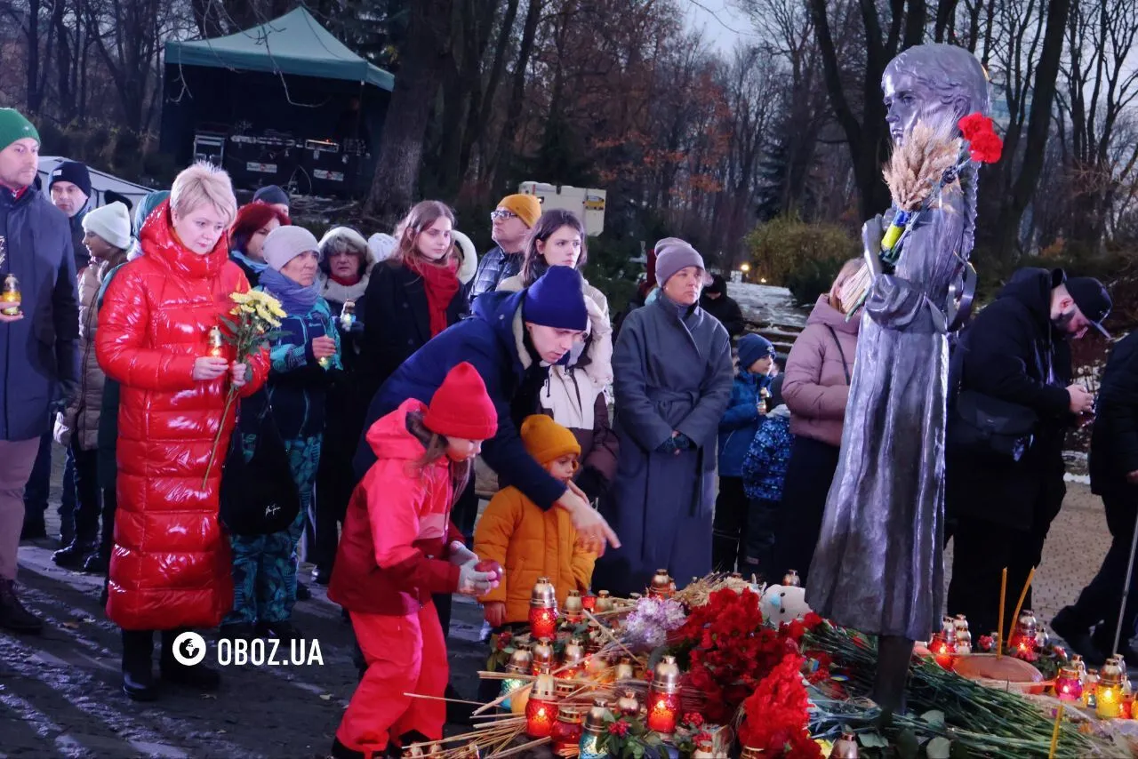 В Киеве тысячи украинцев почтили память жертв Голодомора. Фоторепортаж