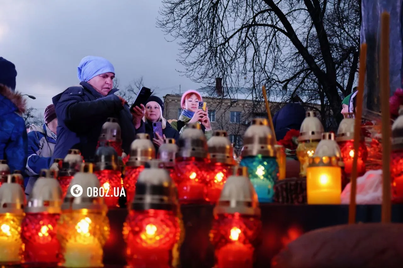 В Киеве тысячи украинцев почтили память жертв Голодомора. Фоторепортаж