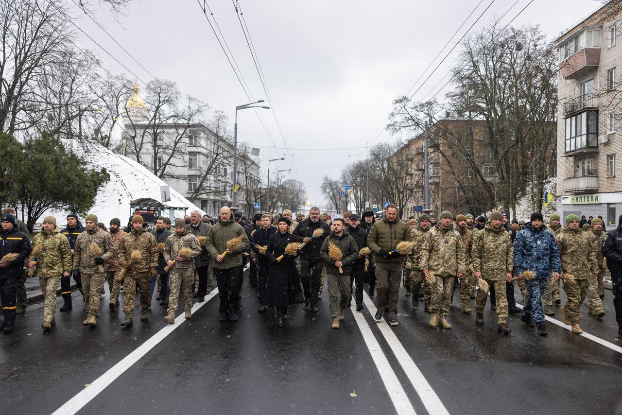 Зеленский в Киеве почтил память жертв голодоморов в Украине