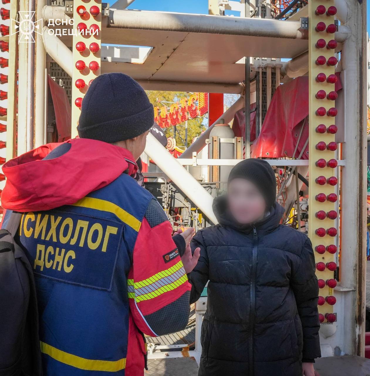 Почти 20 метров над землей: в Одессе бойцы ГСЧС спасли детей, застрявших на аттракционе. Фото и видео