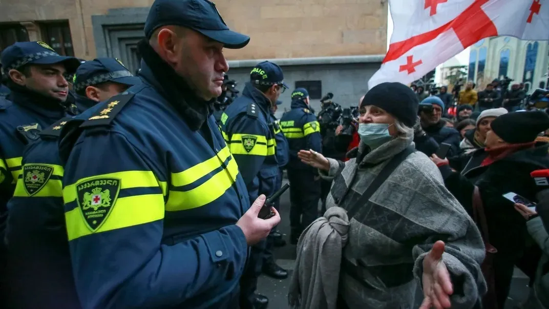 У Грузії провели перше засідання нового парламенту: тисячі людей вийшли з протестом, поліція розгорнула водомети. Фото і відео