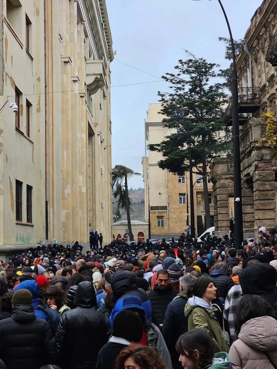 У Грузії провели перше засідання нового парламенту: тисячі людей вийшли з протестом, поліція розгорнула водомети. Фото і відео