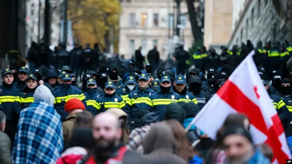 У Грузії провели перше засідання нового парламенту: тисячі людей вийшли з протестом, поліція розгорнула водомети. Фото і відео