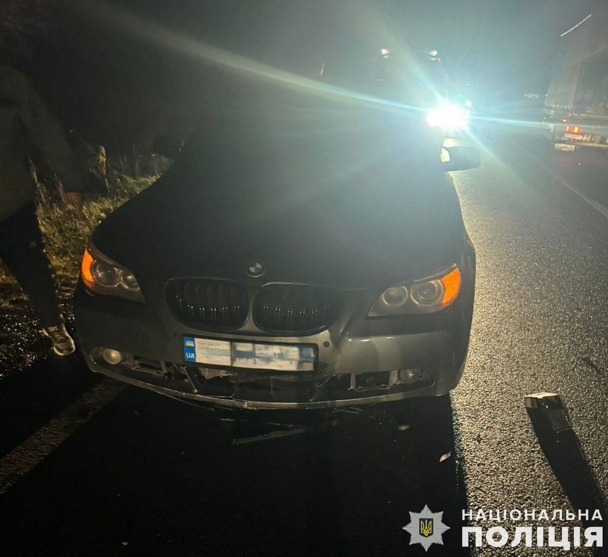 Збила вантажівка, після чого переїхали два авто: на Львівщині сталась жахлива ДТП. Фото та відео 18+