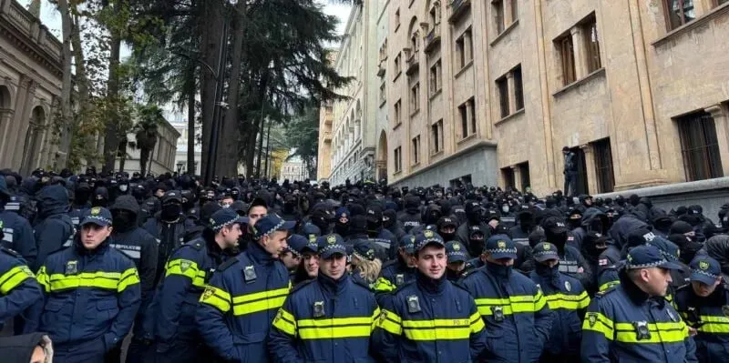 У Грузії провели перше засідання нового парламенту: тисячі людей вийшли з протестом, поліція розгорнула водомети. Фото і відео