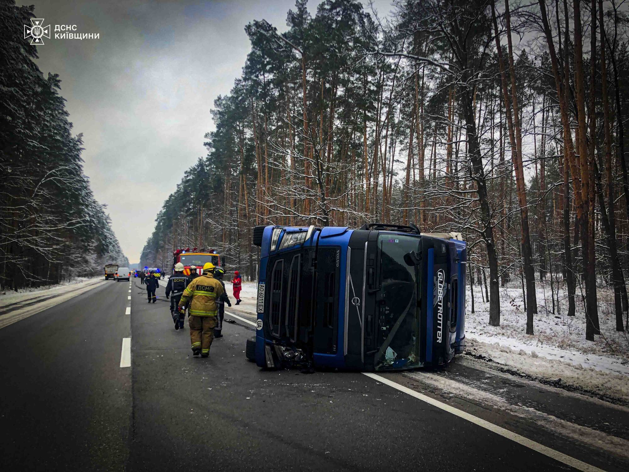 На Київщині сталась масштабна ДТП за участі вантажівки та авто інкасаторів: є загиблий та постраждалі. Фото