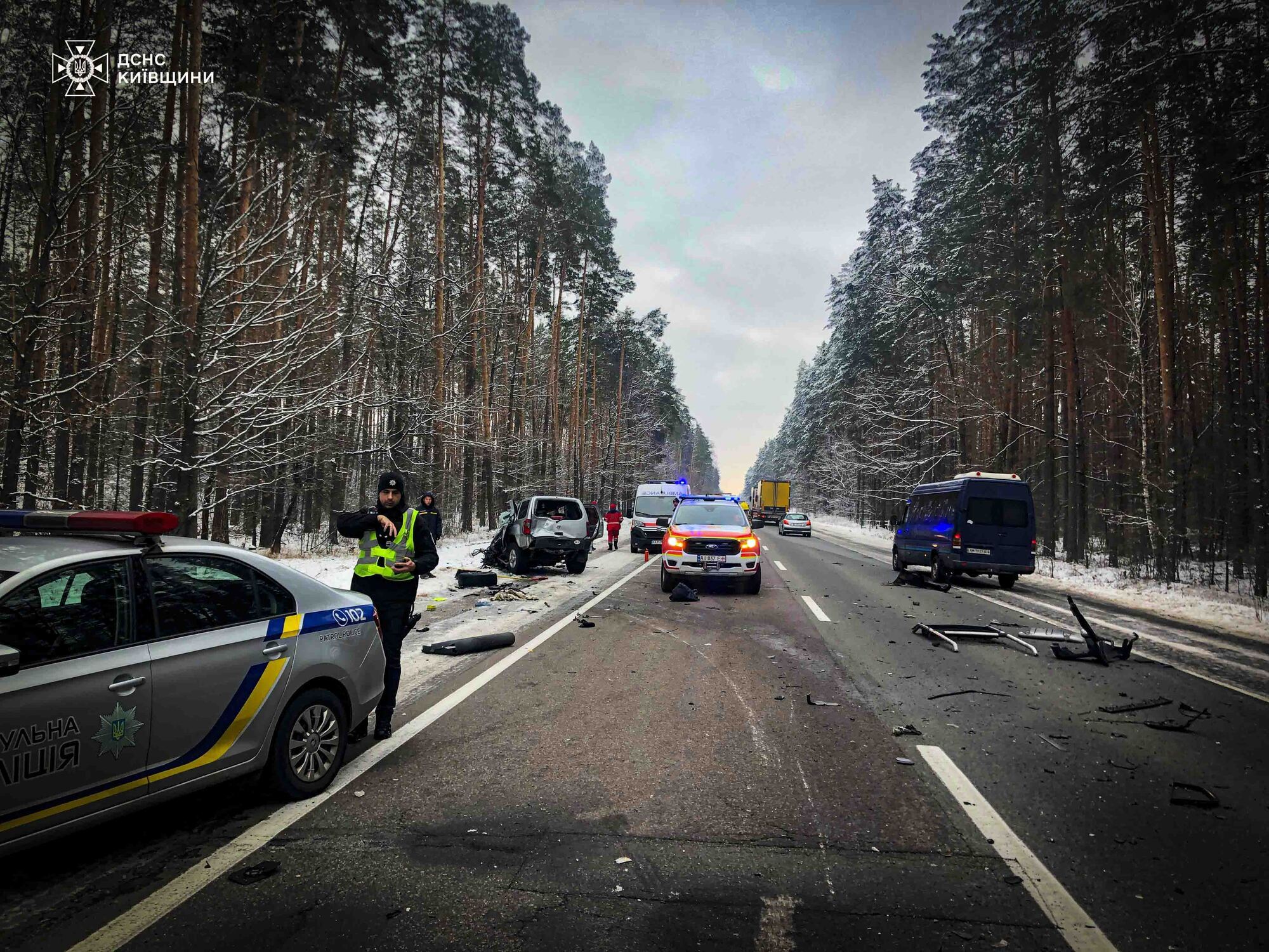 На Київщині сталась масштабна ДТП за участі вантажівки та авто інкасаторів: є загиблий та постраждалі. Фото