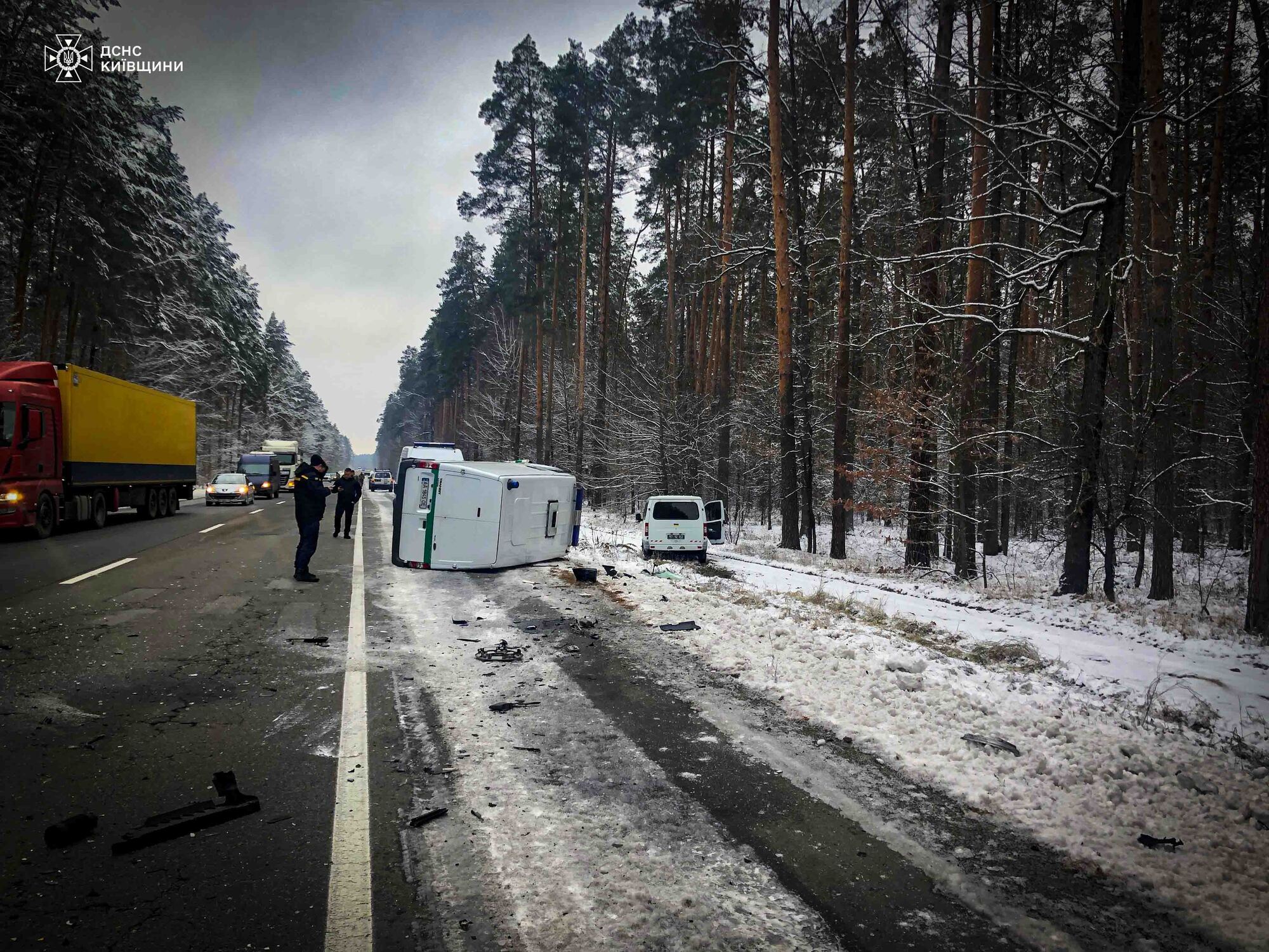 На Київщині сталась масштабна ДТП за участі вантажівки та авто інкасаторів: є загиблий та постраждалі. Фото