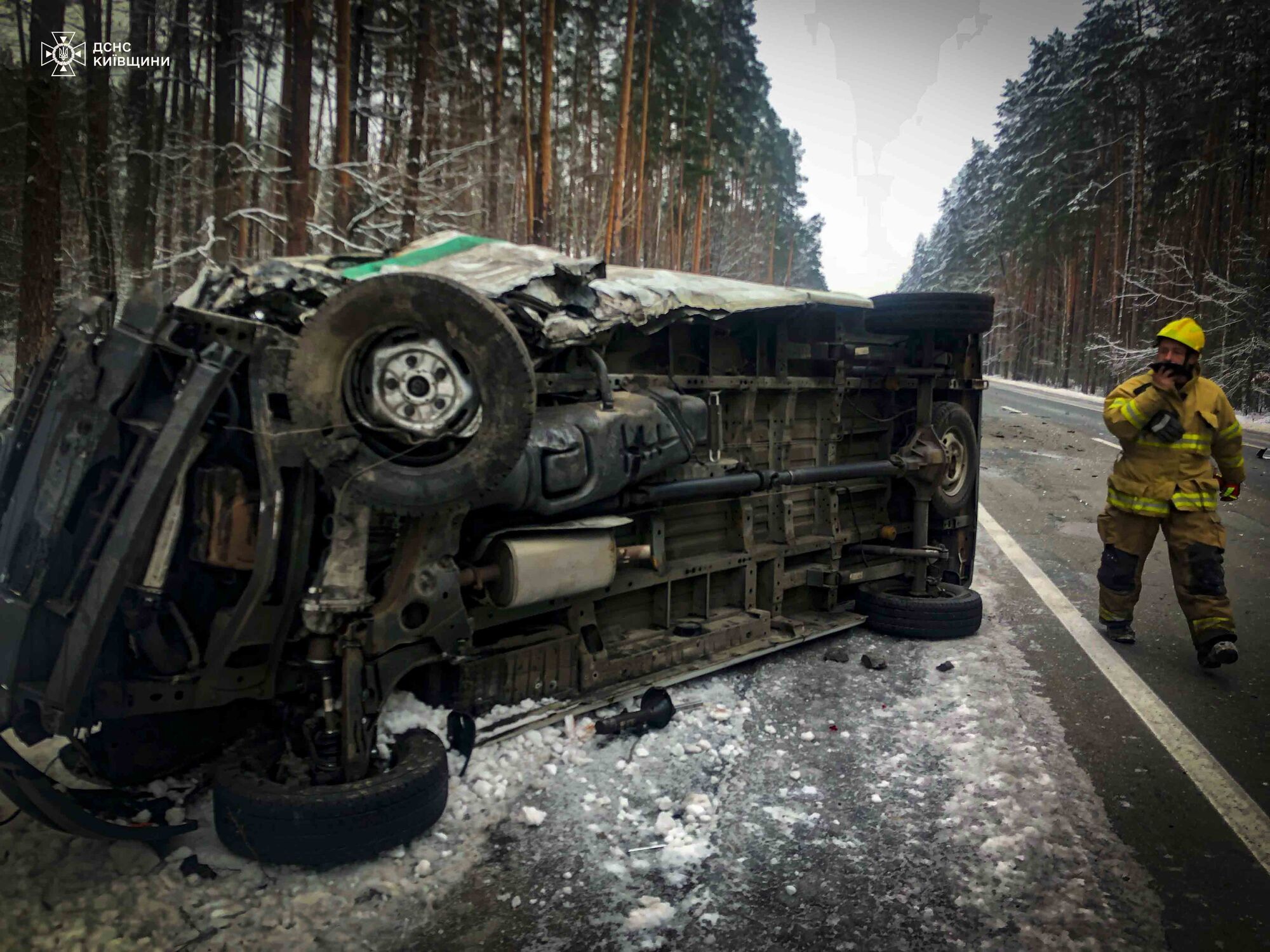 На Київщині сталась масштабна ДТП за участі вантажівки та авто інкасаторів: є загиблий та постраждалі. Фото