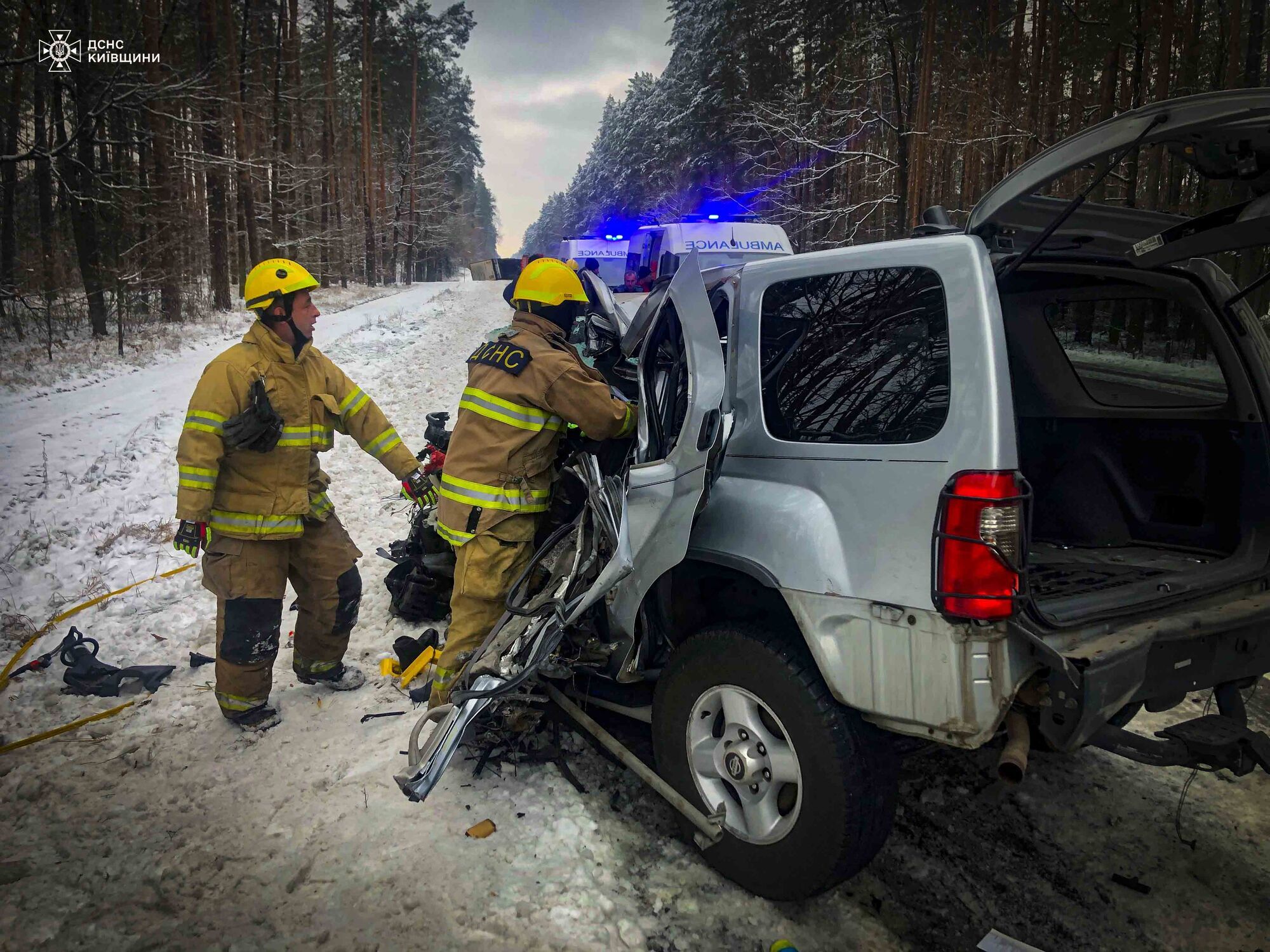 На Київщині сталась масштабна ДТП за участі вантажівки та авто інкасаторів: є загиблий та постраждалі. Фото