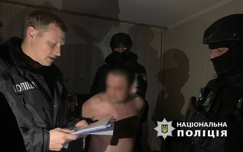 У Києві нетверезий чоловік у формі поліції зі зброєю влаштував конфлікт у кафе: порушника затримали. Фото і відео