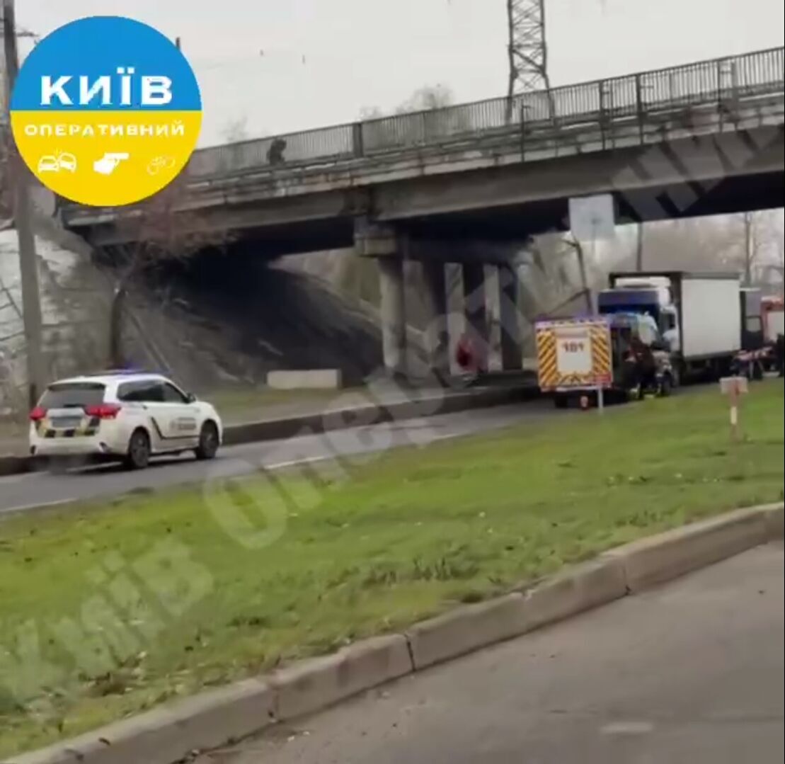 У Києві на Оболоні зіткнулись дві вантажівки: одного з водіїв затисло у кабіні авто. Фото та відео