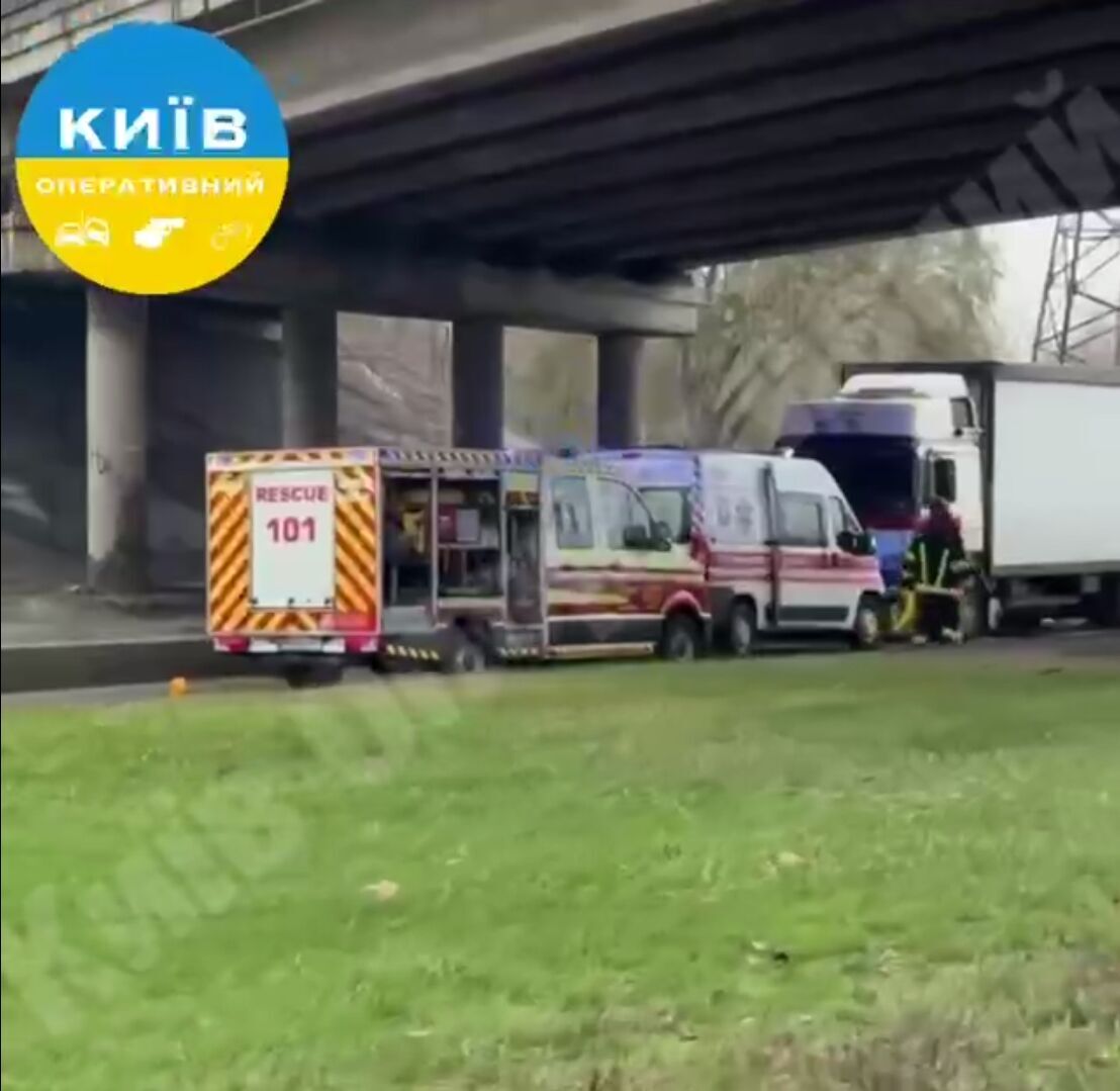 У Києві на Оболоні зіткнулись дві вантажівки: одного з водіїв затисло у кабіні авто. Фото та відео