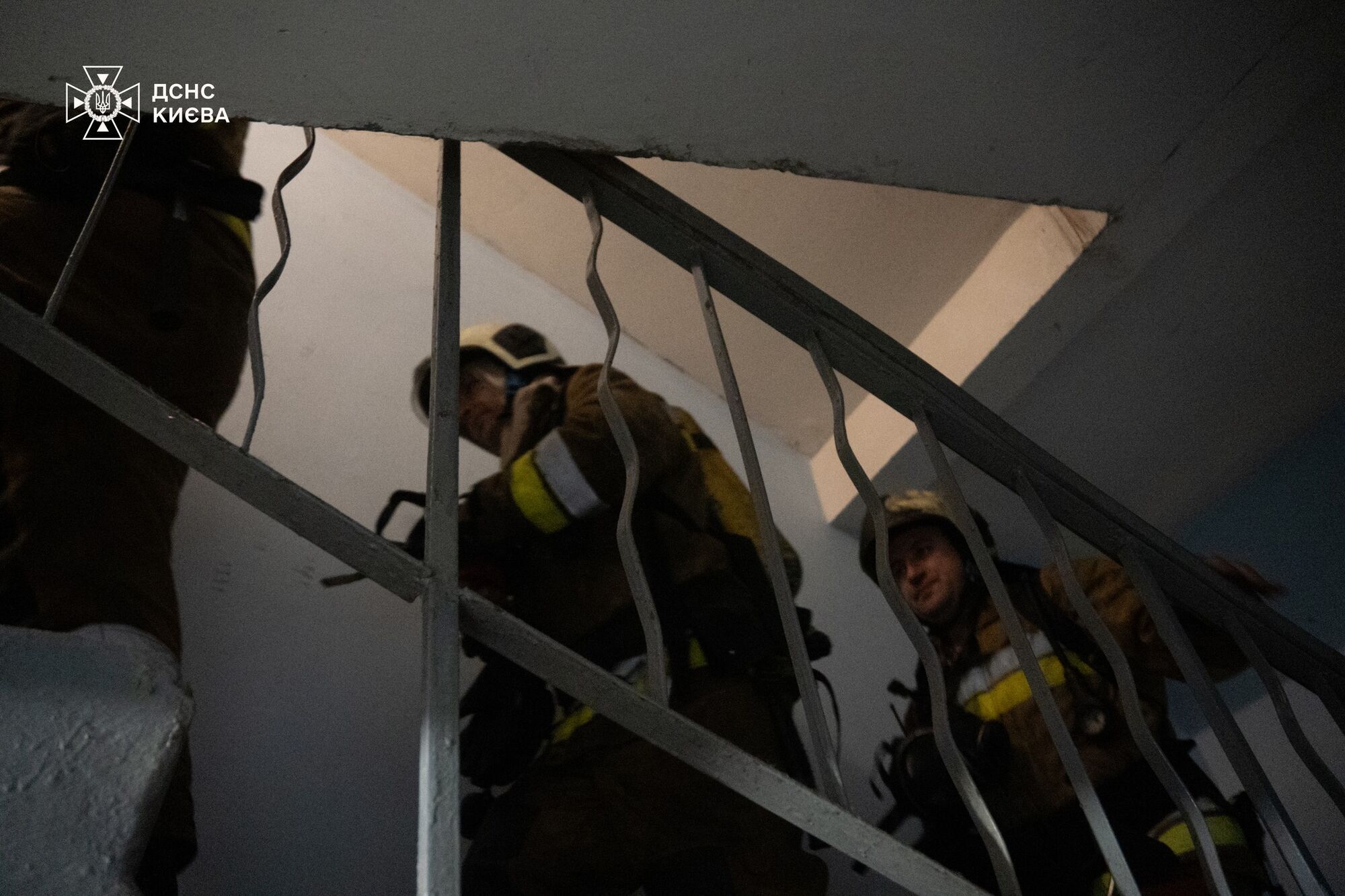 У Києві під час пожежі в багатоповерхівці загинули жінка та чоловік. Подробиці трагедії та фото