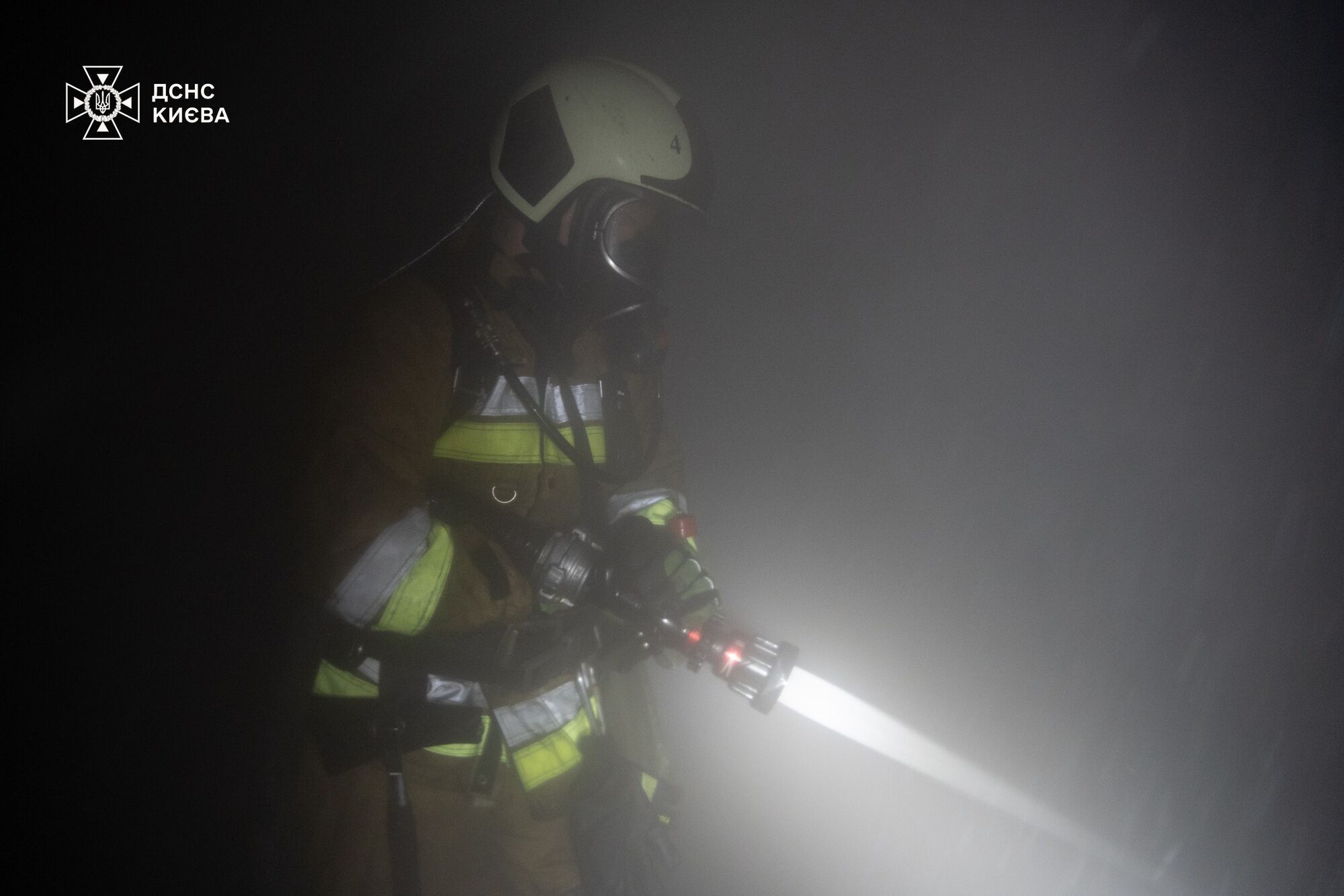 У Києві під час пожежі в багатоповерхівці загинули жінка та чоловік. Подробиці трагедії та фото