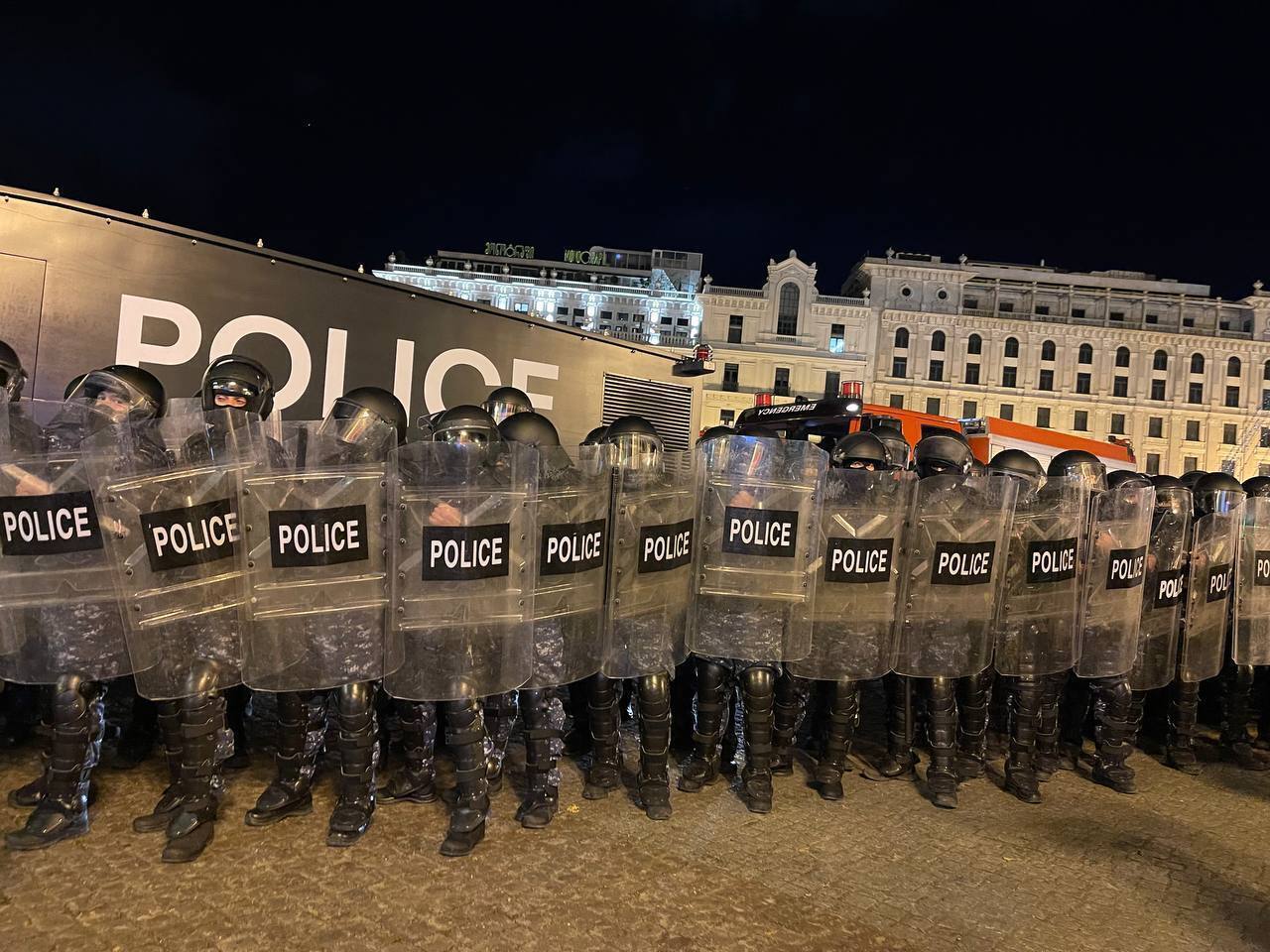 В Тбилиси силовики начали разгон митингующих, против демонстрантов применяют слезоточивый газ и водометы