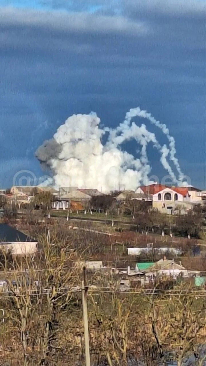 У Криму піднявся величезний стовп диму поблизу комплексу С-400: окупанти спробували відбрехатися. Фото і відео