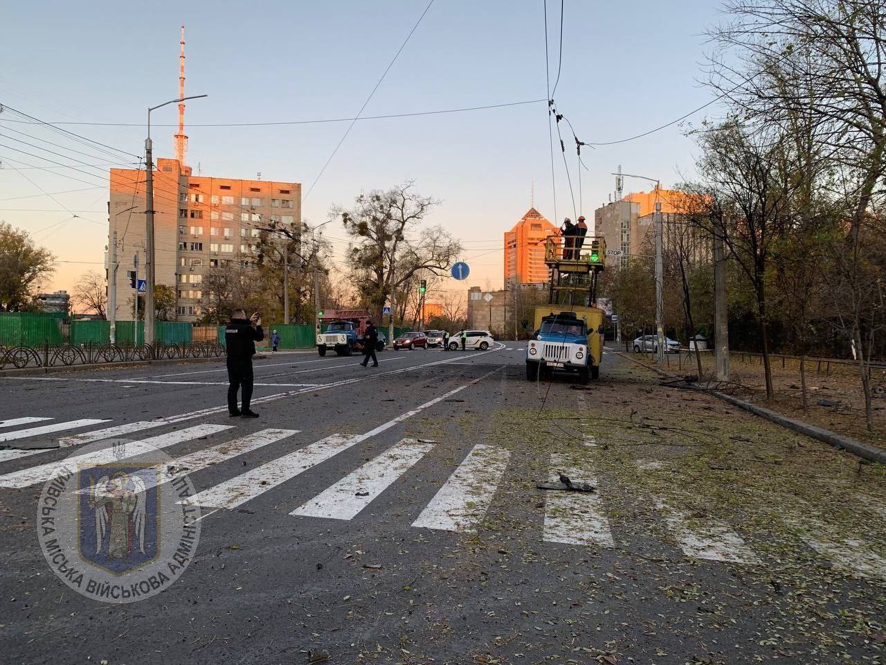 Обірвані мережі та вибиті двері: з’явилися фото наслідків атаки дронів на Київ 