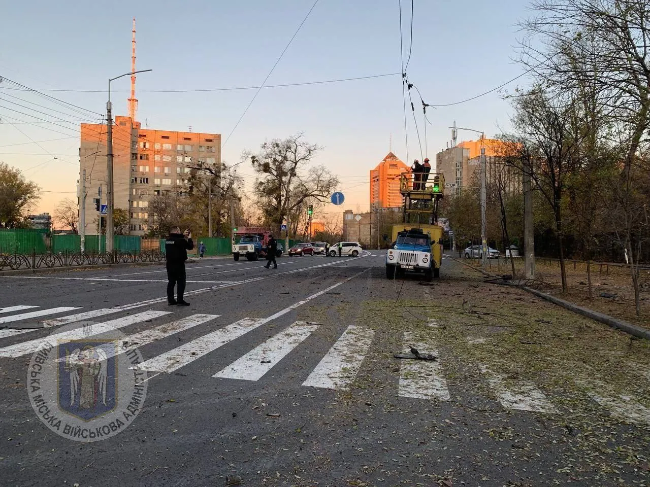 У Києві зранку збили російські дрони: є пошкодження від падіння уламків. Фото