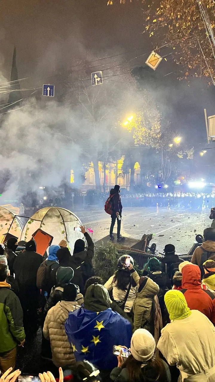 У Тбілісі ситуація загострюється: поліція застосувала сльозогінний газ, активісти розпалили вогнища, є постраждалі. Фото й відео